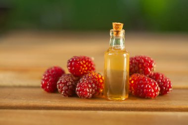 Güzel cam şişe tablo yabani ahududu özü