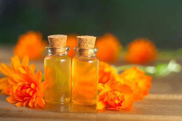 Esencia de flores de lavanda en la mesa en una hermosa botella de vidrio — Foto de Stock