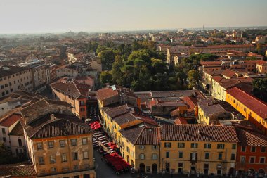 Küçük eski taşra kasabasının güzel İtalyan caddesi