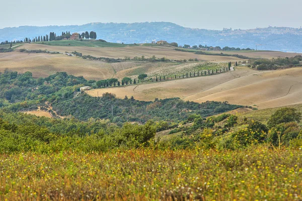 Landschap van heuvels in de herfst in Italië — Stockfoto