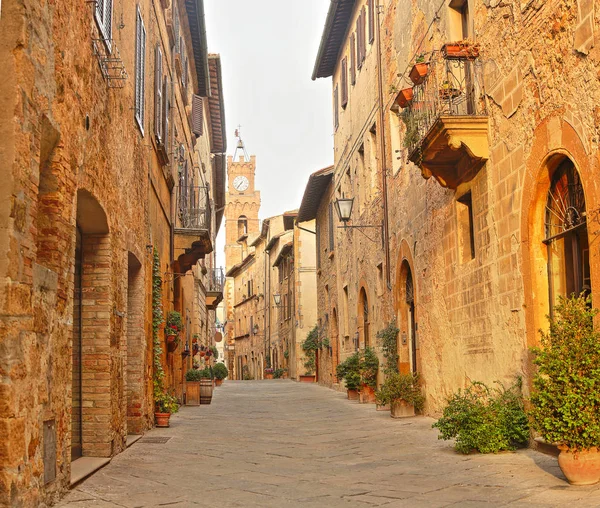 Vacker italiensk gata i liten gammal provinsiell stad — Stockfoto