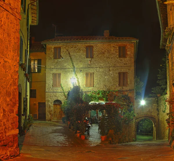 Gyönyörű olasz utcában a kis régi vidéki város — Stock Fotó