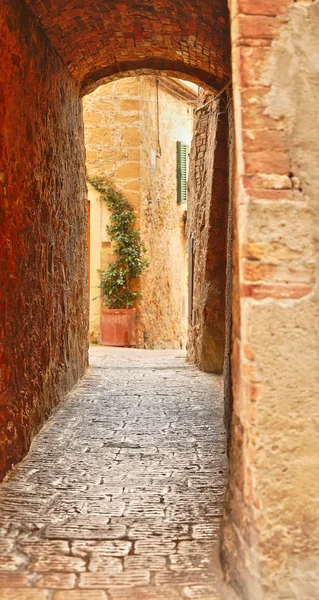 Krásná italská ulice malého starého provinčního města — Stock fotografie
