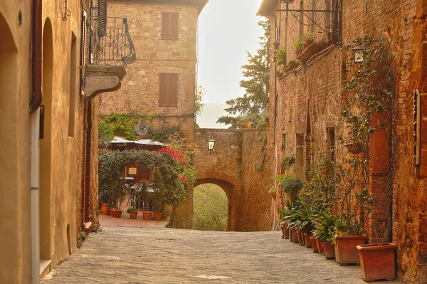 Vacker italiensk gata i liten gammal provinsiell stad — Stockfoto