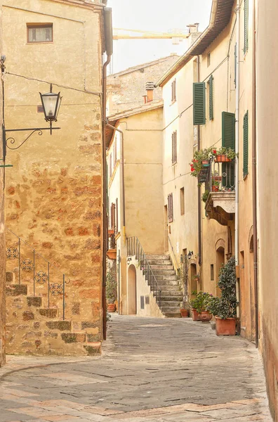 Vacker italiensk gata i liten gammal provinsiell stad — Stockfoto