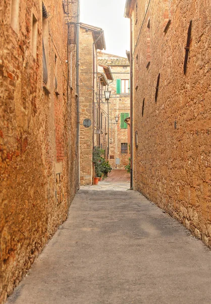 Prachtige Italiaanse straat van klein oud provinciestadje — Stockfoto