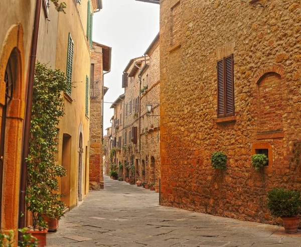 小さな古い地方の町の美しいイタリアの通り — ストック写真