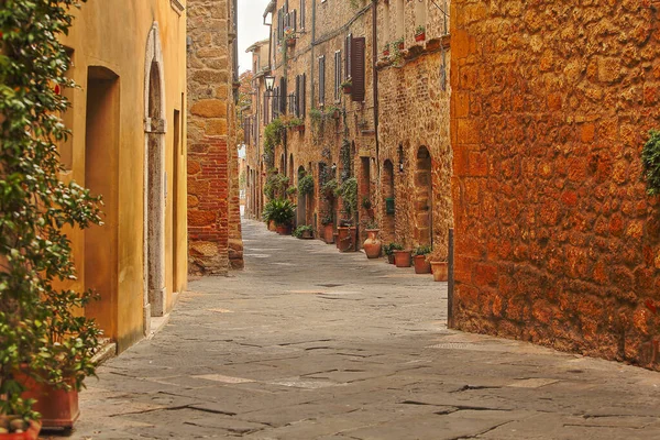 Vacker italiensk gata i liten gammal provinsiell stad — Stockfoto