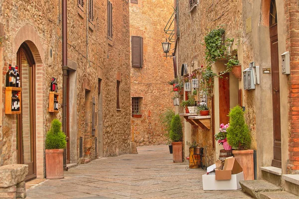 Beautiful Italian street of  small old provincial town — Stock Photo, Image