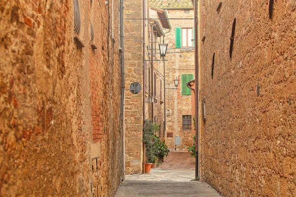 Prachtige Italiaanse straat van klein oud provinciestadje — Stockfoto