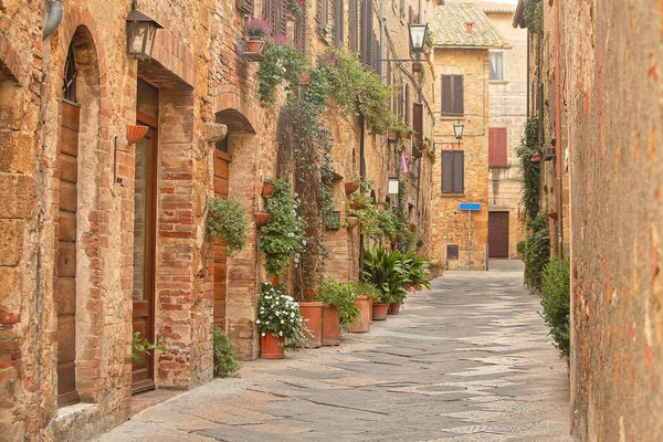 小さな古い地方の町の美しいイタリアの通り — ストック写真