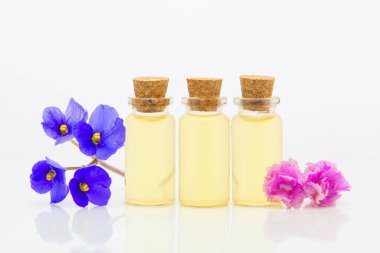 Beyaz arka planda güzel bir şişe içinde menekşe yağı