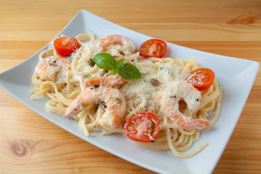 beyaz izole lezzetli yeşil tagliatelle 