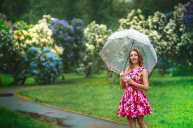 Leylak bahçesinde güzel bir kız