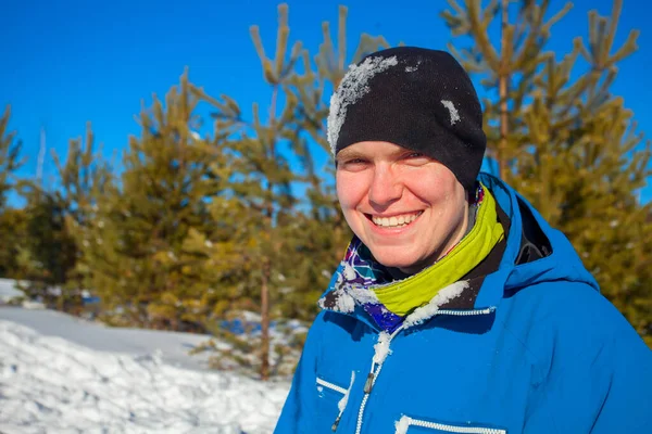 Красивый мужчина с лыжами в зимнем лесу — стоковое фото