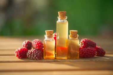 Güzel cam şişe tablo yabani ahududu özü