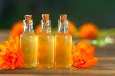 Masaya güzel cam şişe lavanta çiçek özü