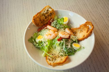 Beyaz arka planda lezzetli kırsal salata