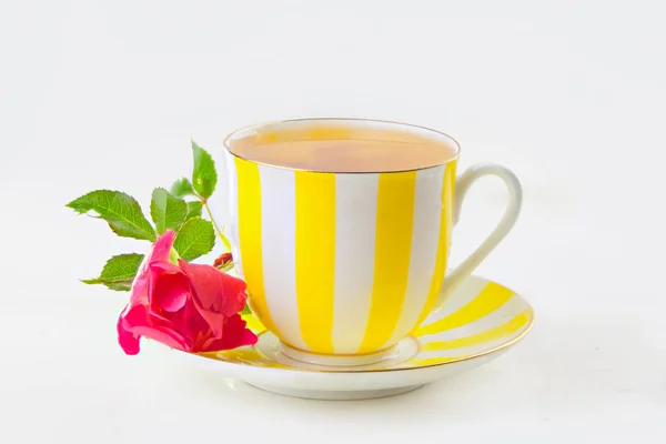 Delicioso té verde en un hermoso tazón de cristal sobre fondo blanco — Foto de Stock