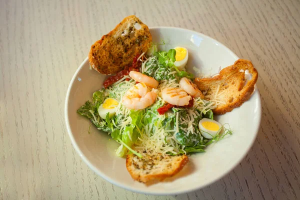 Beyaz arka planda lezzetli kırsal salata