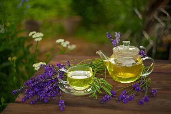 Delicioso té verde en un hermoso tazón de vidrio en la mesa — Foto de Stock