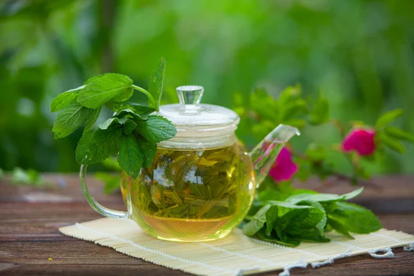 Delicioso chá verde em uma bela tigela de vidro na mesa — Fotografia de Stock