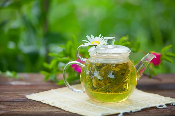 Té verde con manzanilla en taza — Foto de Stock