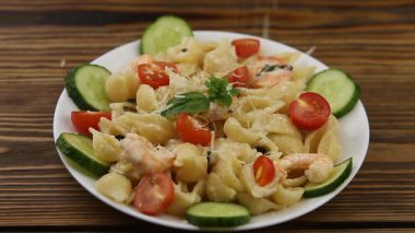 lezzetli lezzetli spagetti karides ve plaka üzerinde fesleğen ile