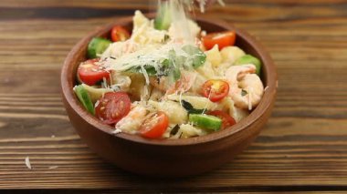 lezzetli lezzetli spagetti karides ve plaka üzerinde fesleğen ile