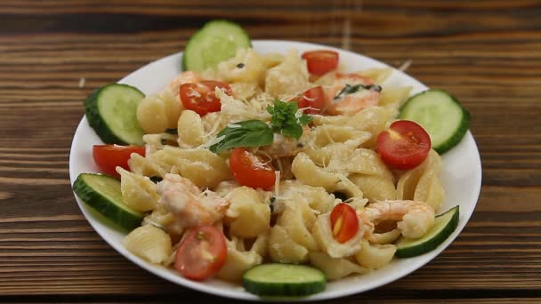 Köstliche Spaghetti Mit Garnelen Und Basilikum Auf Teller — Stockvideo