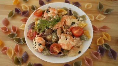 lezzetli lezzetli spagetti karides ve plaka üzerinde fesleğen ile