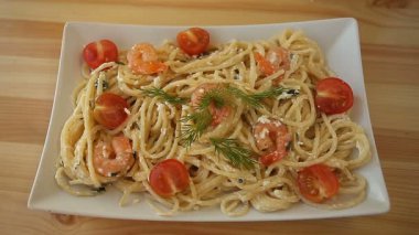 lezzetli lezzetli spagetti karides ve plaka üzerinde fesleğen ile