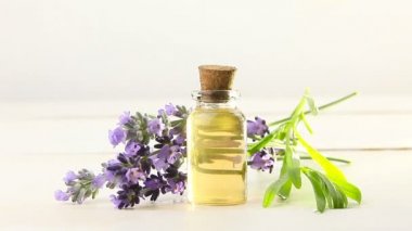 Beyaz arka planda güzel şişede lavanta esansiyel yağı