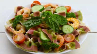 lezzetli lezzetli spagetti karides ve plaka üzerinde fesleğen ile