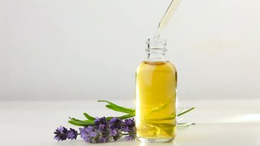 Beyaz arka planda güzel şişede lavanta esansiyel yağı