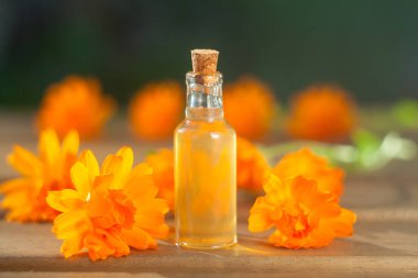 Masaya güzel cam şişe lavanta çiçek özü