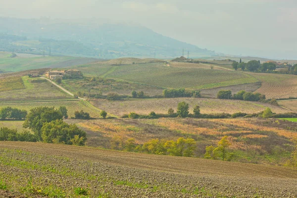 Landschap van heuvels in de herfst in Italië — Stockfoto