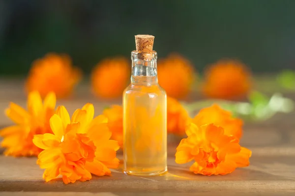 Esencia de flores de lavanda en la mesa en una hermosa botella de vidrio — Foto de Stock