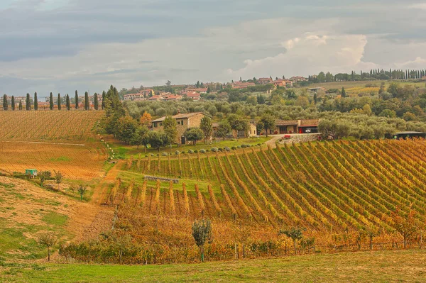 Landschap van heuvels in de herfst in Italië — Stockfoto