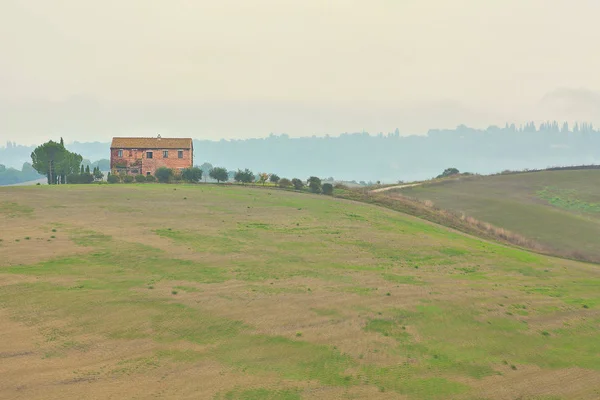 Landschap van heuvels in de herfst in Italië — Stockfoto