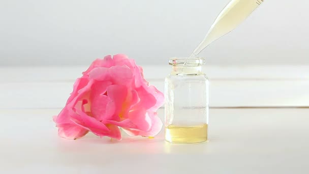 Esencia Rosa Sobre Fondo Blanco Hermosa Botella Vidrio — Vídeos de Stock