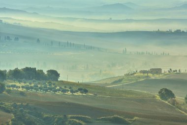  İtalya 'da sonbaharda Toskana tepelerinin manzarası