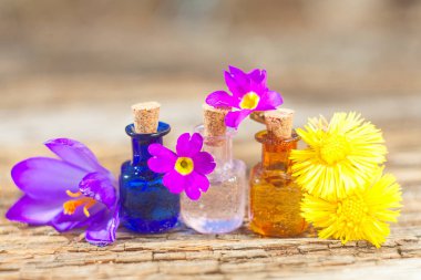 Çiğdem esans masada güzel şişe