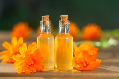 Masaya güzel cam şişe lavanta çiçek özü