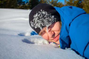 Kış ormanında kayak yapan yakışıklı bir adam.