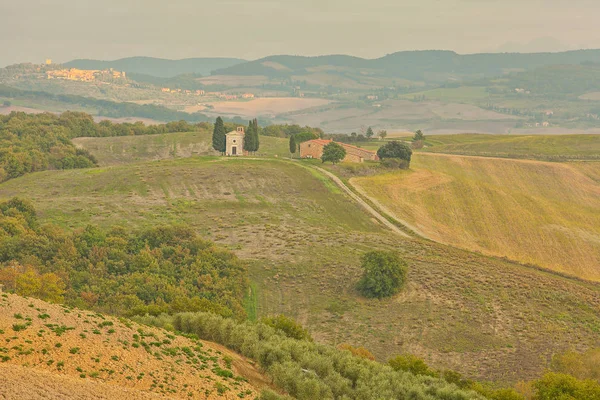 Landschap van heuvels in de herfst in Italië — Stockfoto