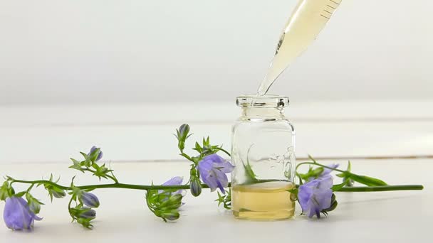 Квіткова Ефірна Олія Красивій Пляшці Білому Тлі — стокове відео