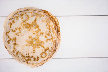 Masanın üstünde gözleme tabağı.