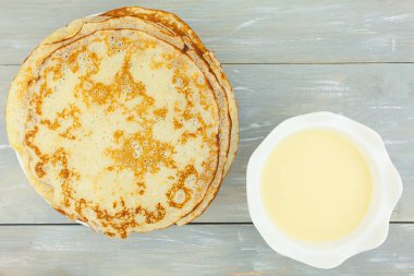 Masanın üstünde gözleme tabağı.