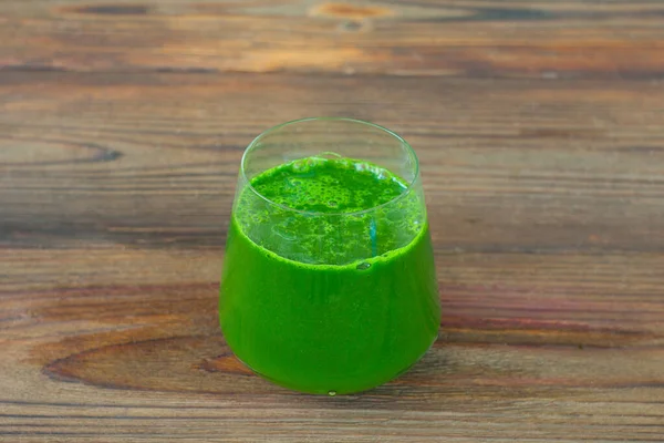 Smoothie Erva Verde Uma Mesa Marrom Madeira — Fotografia de Stock